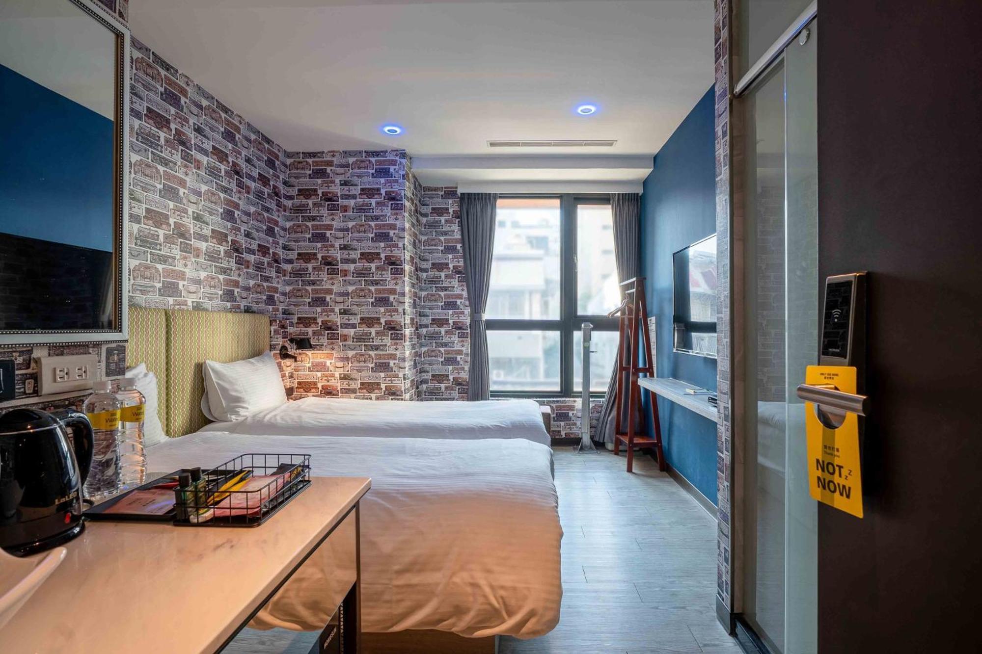 Check Inn Taichung Ziyou Dış mekan fotoğraf