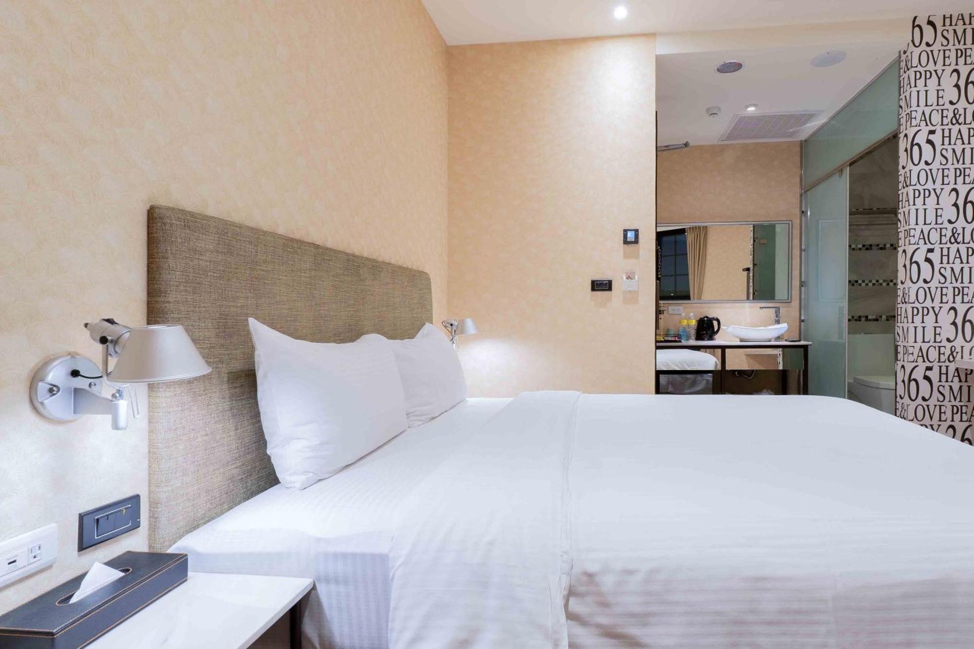 Check Inn Taichung Ziyou Dış mekan fotoğraf