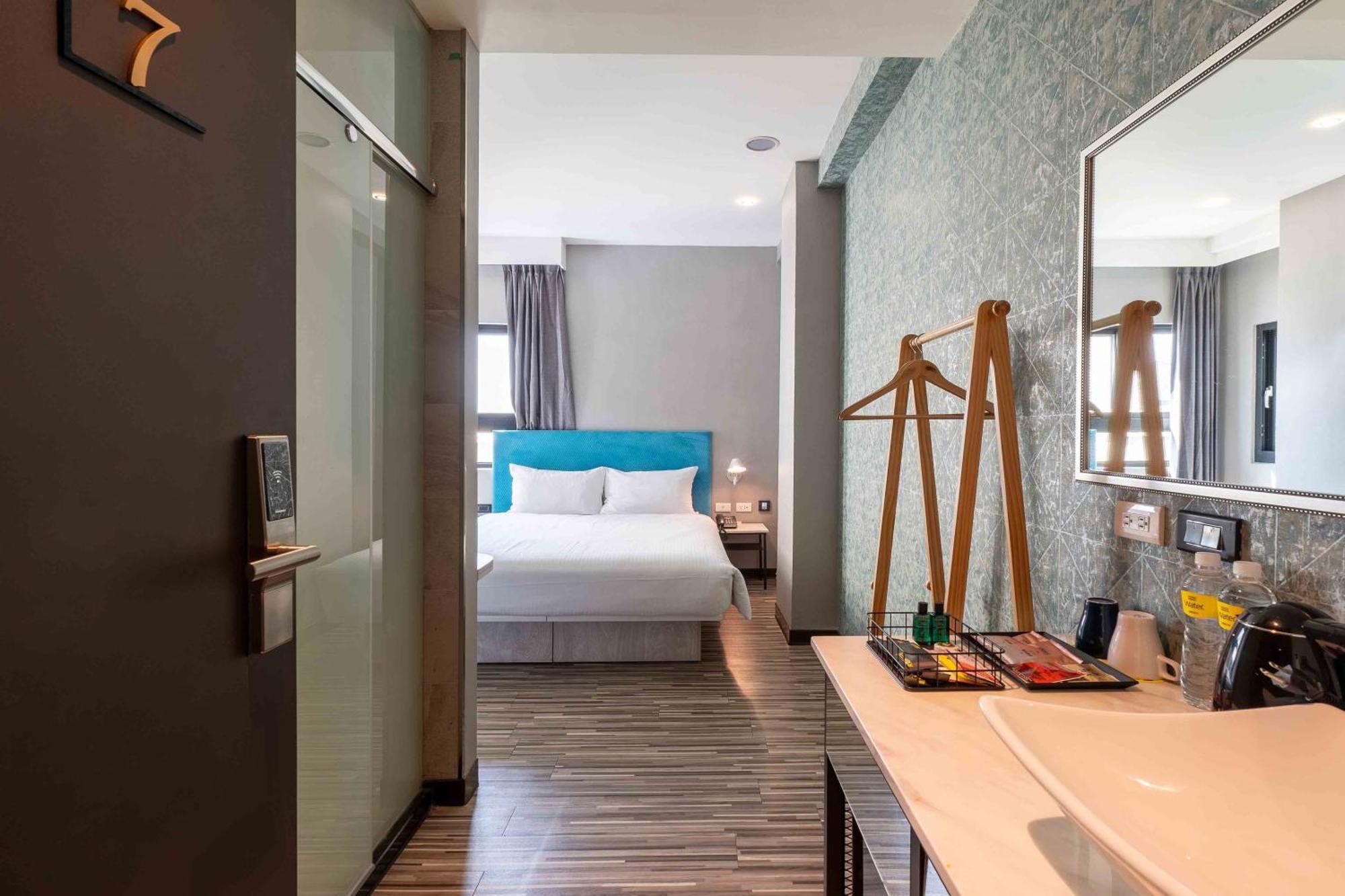 Check Inn Taichung Ziyou Dış mekan fotoğraf