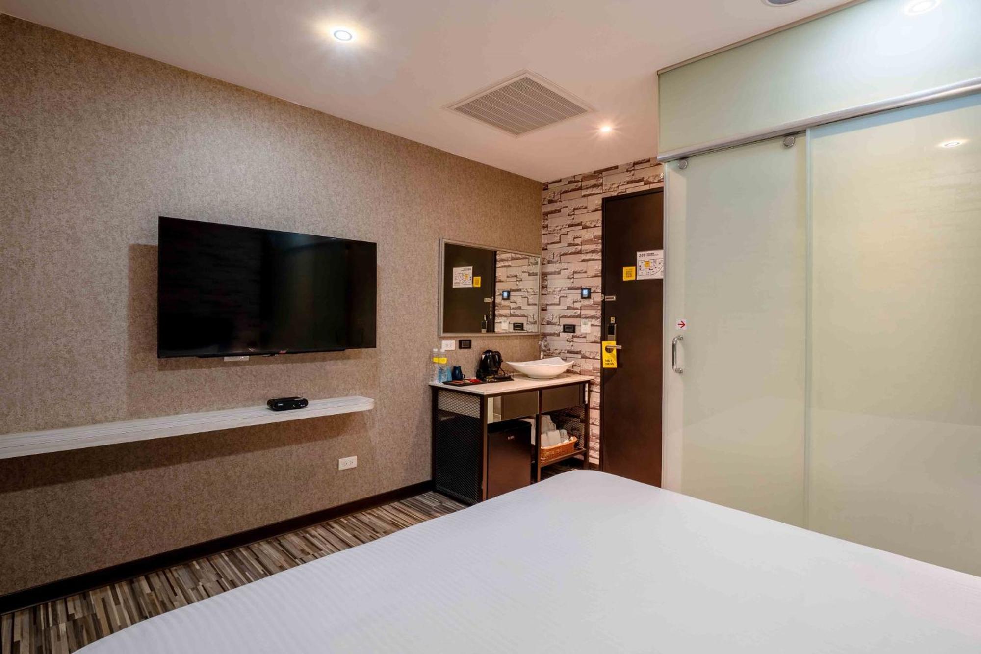 Check Inn Taichung Ziyou Dış mekan fotoğraf