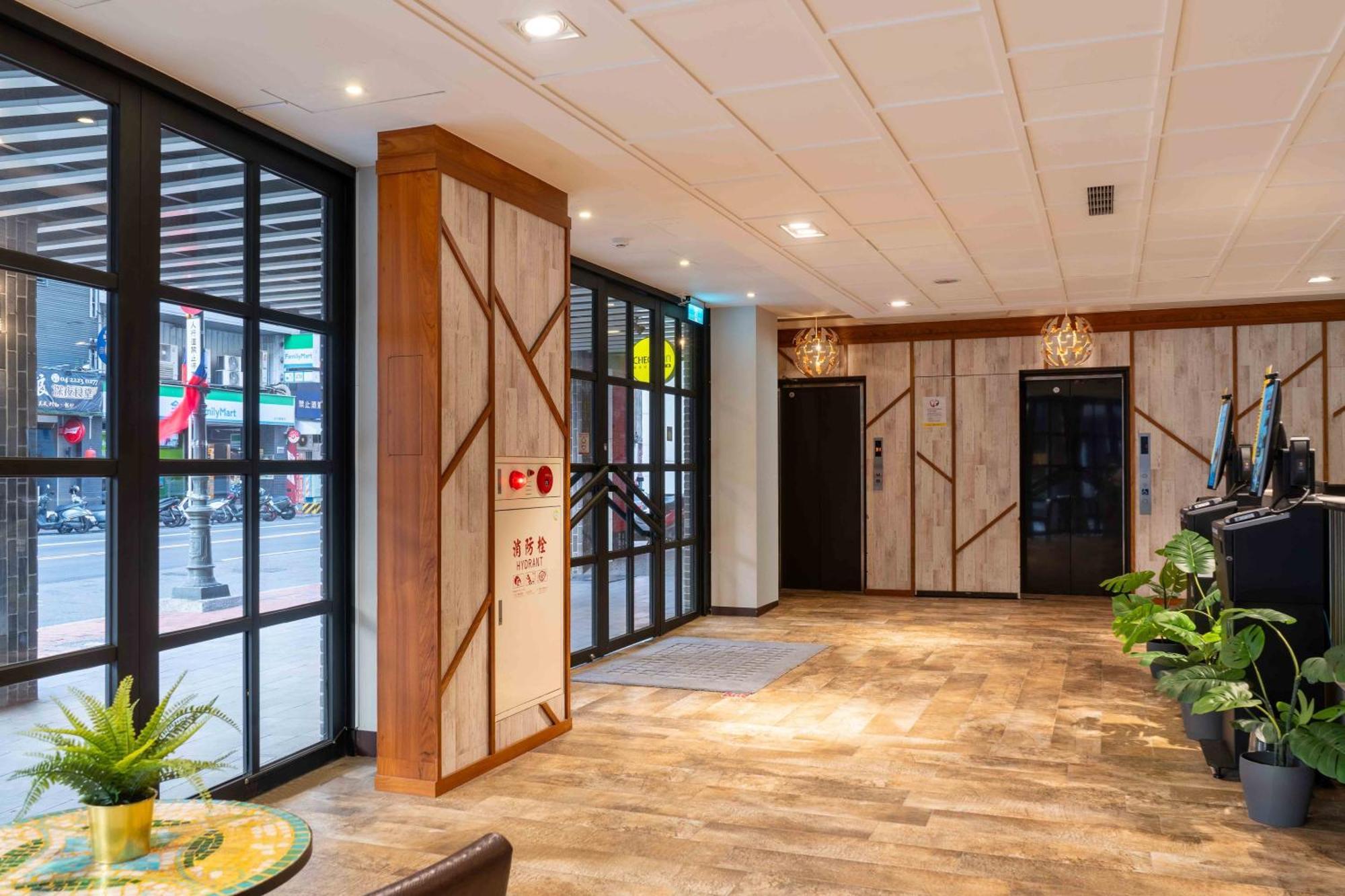 Check Inn Taichung Ziyou Dış mekan fotoğraf